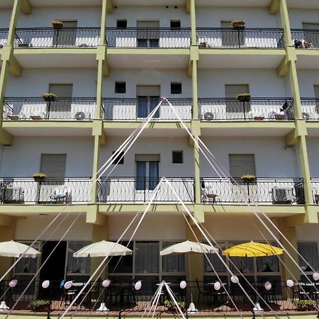 Hotel Ines Чезенатико Экстерьер фото