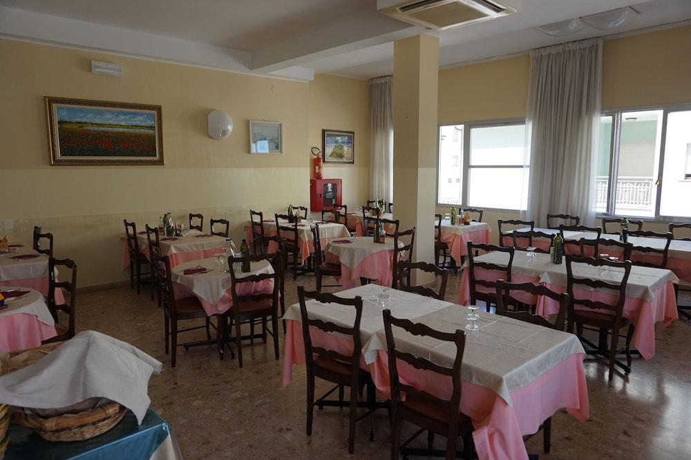 Hotel Ines Чезенатико Экстерьер фото