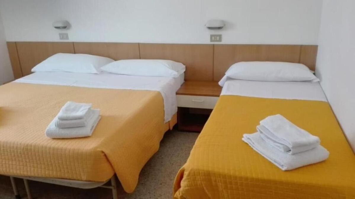 Hotel Ines Чезенатико Экстерьер фото