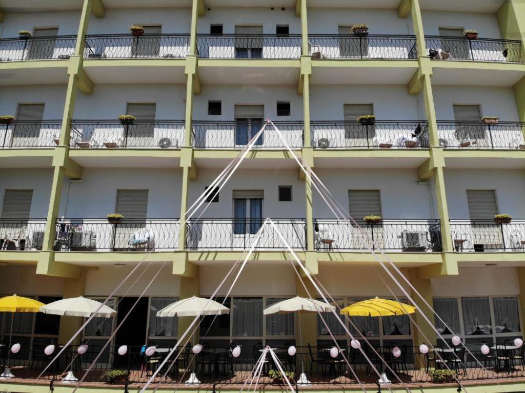 Hotel Ines Чезенатико Экстерьер фото