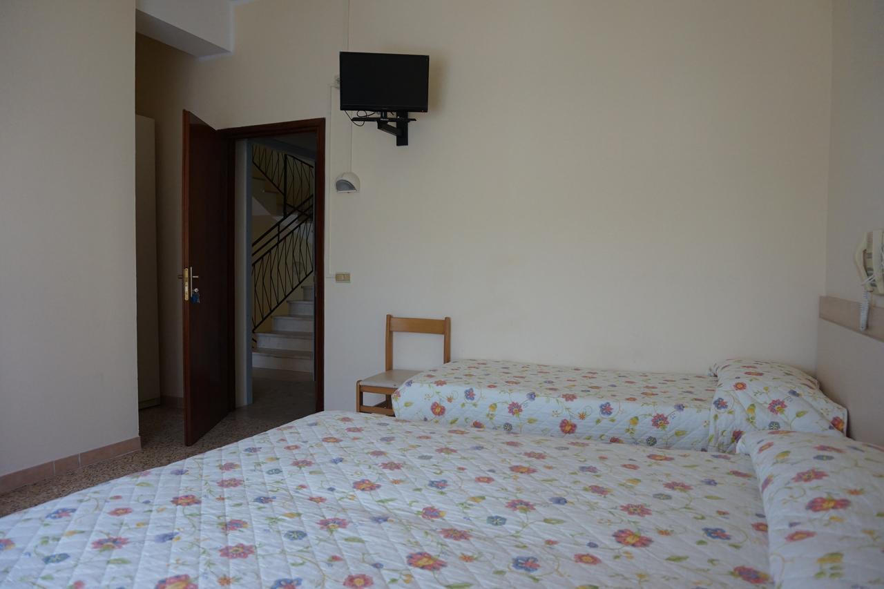 Hotel Ines Чезенатико Экстерьер фото