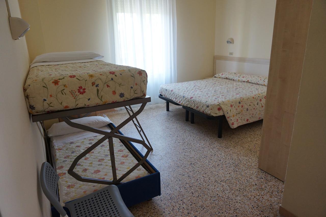 Hotel Ines Чезенатико Экстерьер фото