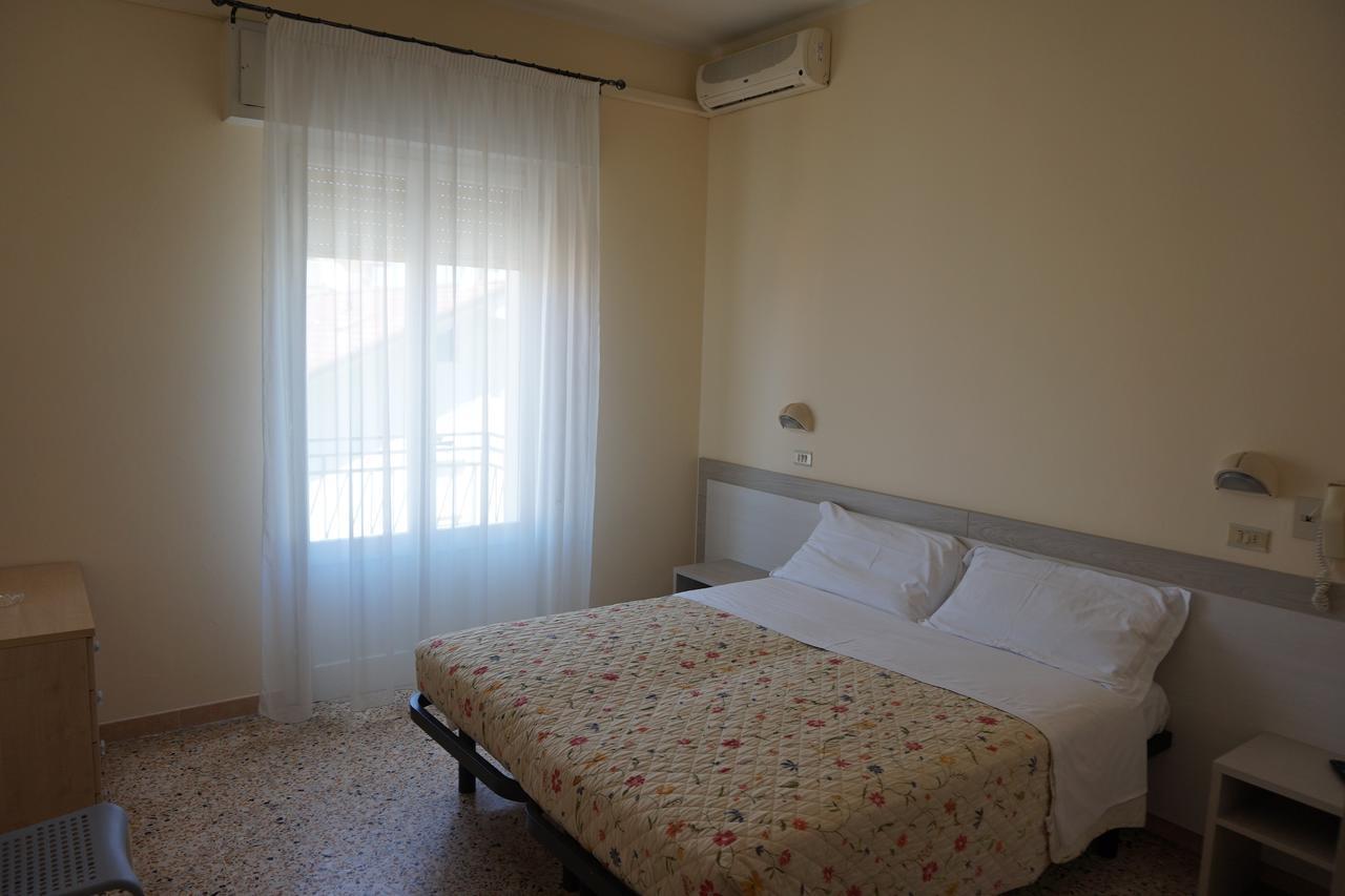 Hotel Ines Чезенатико Экстерьер фото